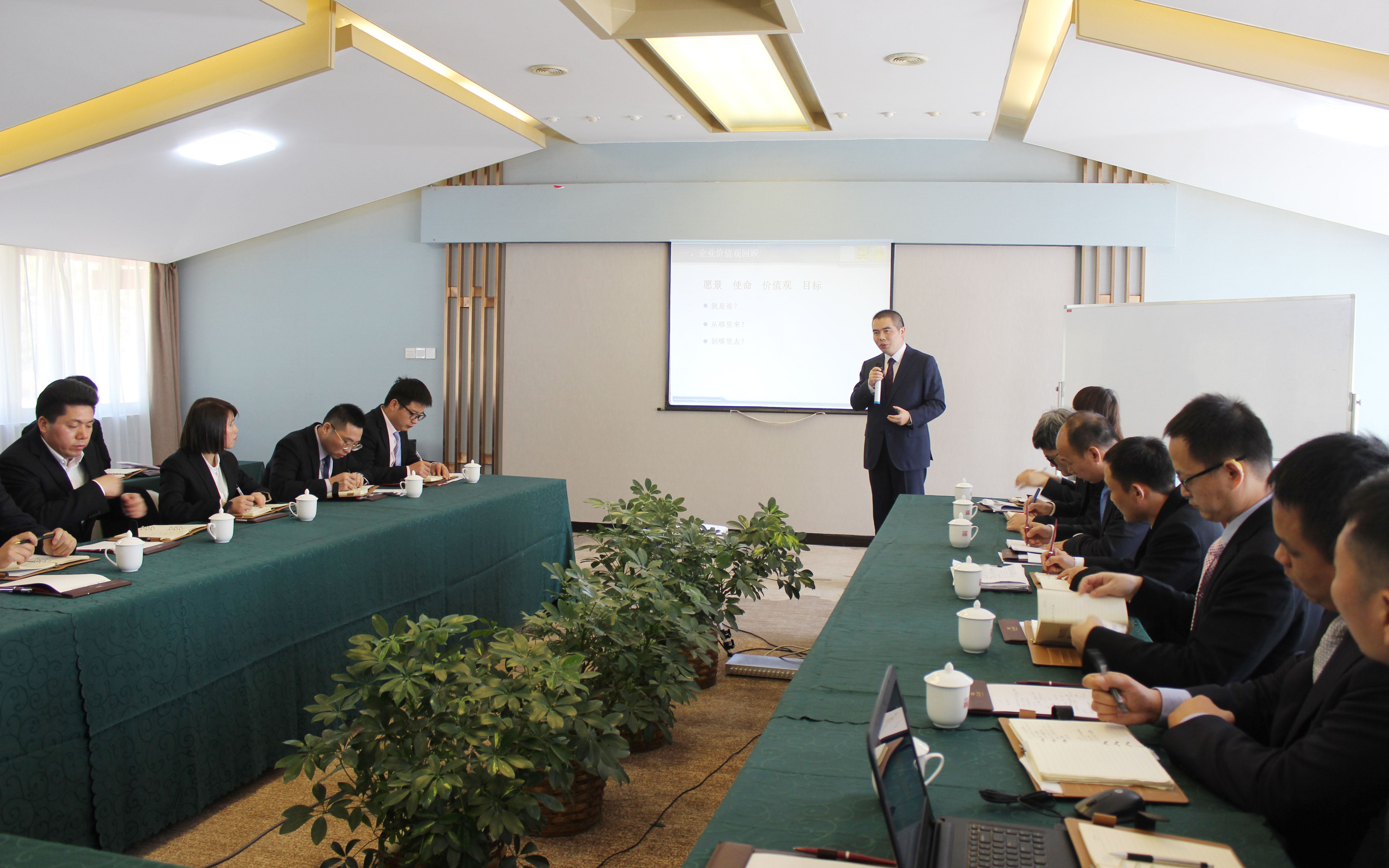 專業(yè)化、素質(zhì)化、職業(yè)化