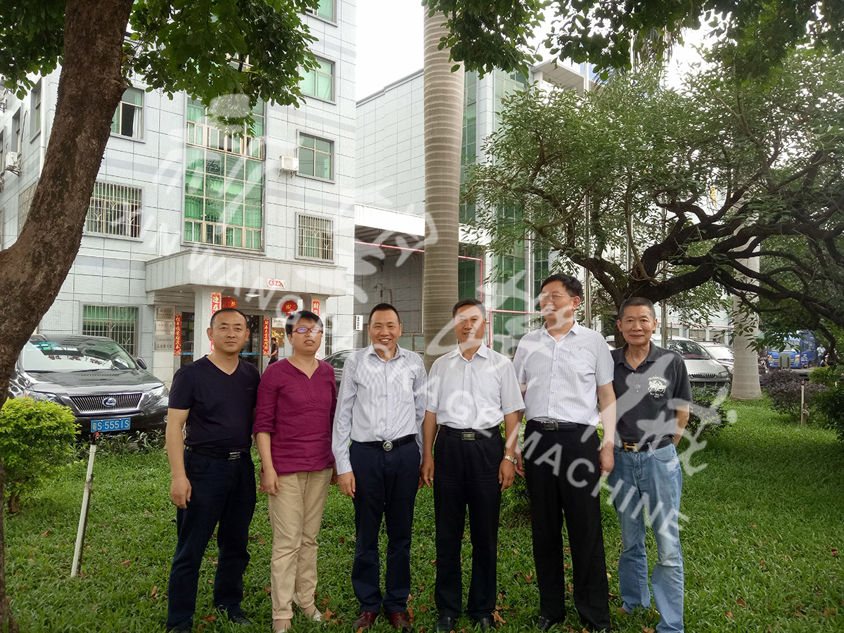 總裝備部劉思剛少將、新華社李建琦博士一行蒞臨新望公司考察指導(dǎo)