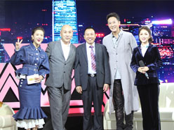 新望董事長(zhǎng)羅永輝與著名歌星劉尊老師、汪正正老師、郭津彤老師、主持人雅琪在北京電視臺(tái)錄制節(jié)目現(xiàn)場(chǎng)親切合影